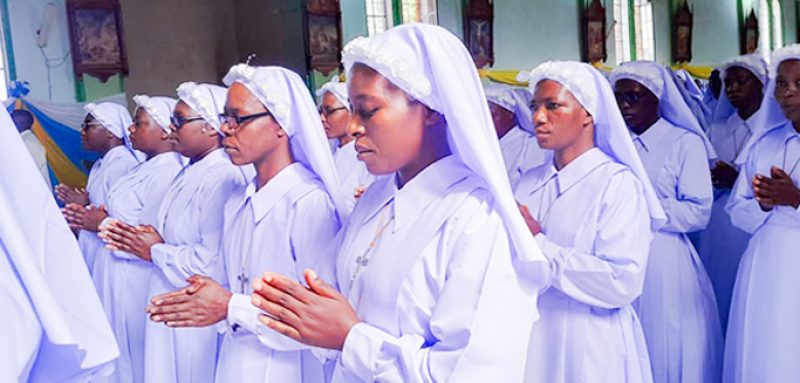 Watawa wa Shirika la Teresia Mtoto Yesu wakati wa Misa ya kuweka nadhiri za daima iliyofanyika Disemba 6,2024.